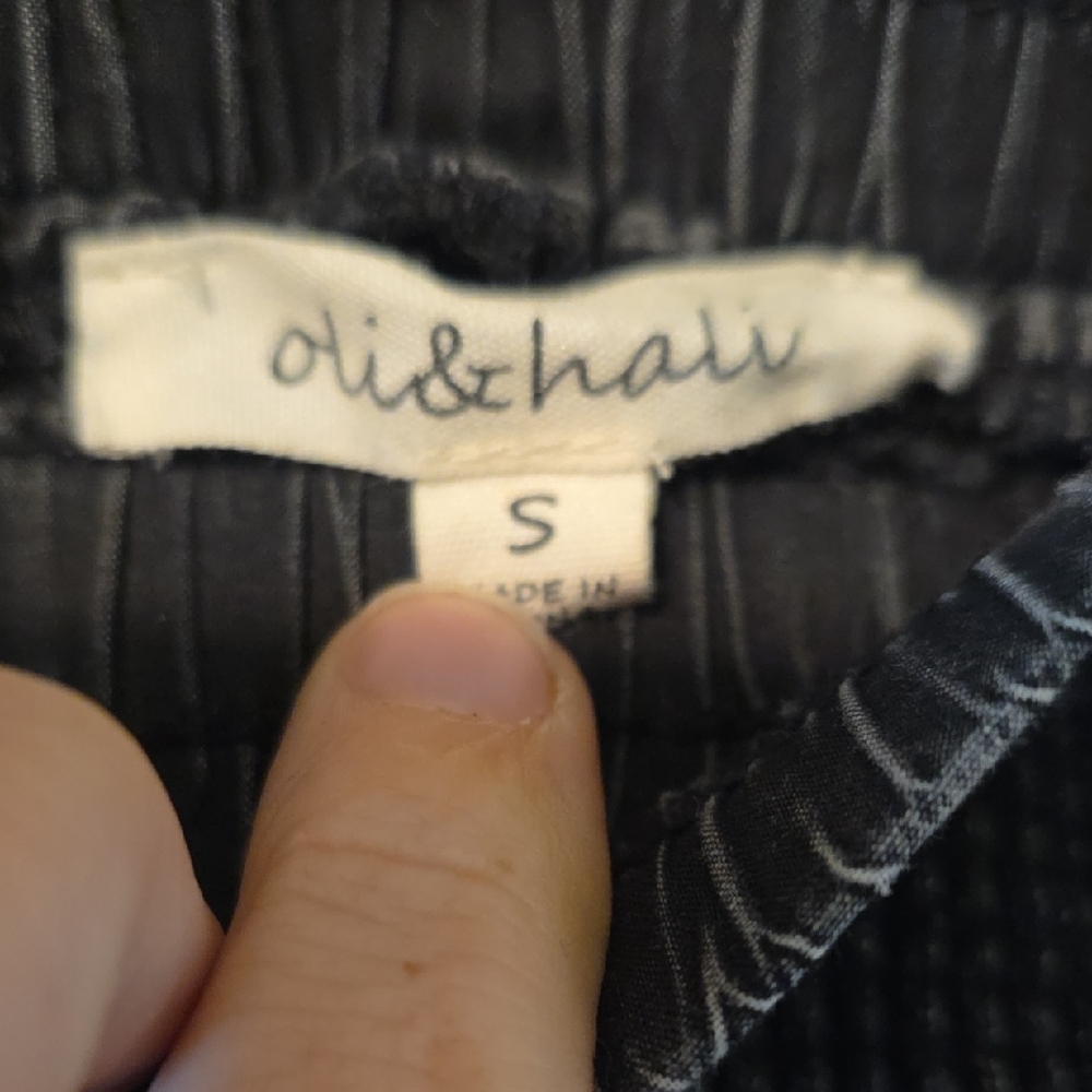 Oli & Hali Black Cropped Pants - Picture 2 of 10